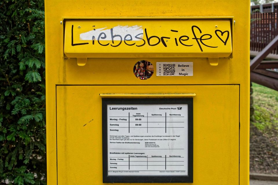 Ein gelber Briefkasten, auf dem das Wort "Liebesbriefe" steht 1.3239