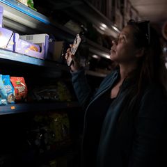 Mit Handylicht suchten Menschen in Geschäften nach Lebensmitteln. Bezahlen konnten sie allein bar – digitale Transfers waren während des Backouts nicht möglich 