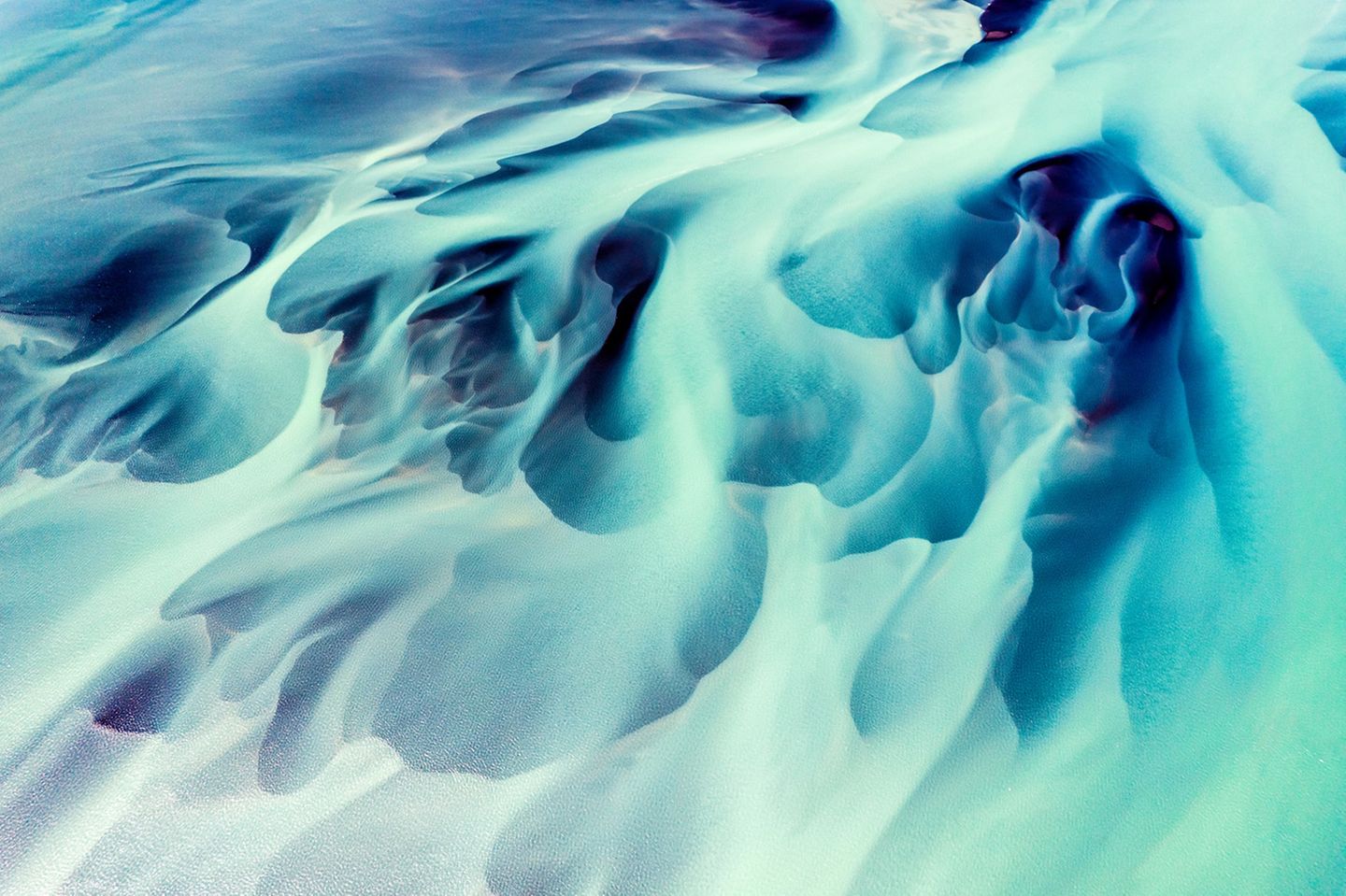 Ein abstraktes Kunstwerk der Natur hält Phillip Schulze mit diesem Foto fest: Es zeigt durch die Strömung abgelagerte Sedimente im Mündungsbereich eines isländischen Flusses.