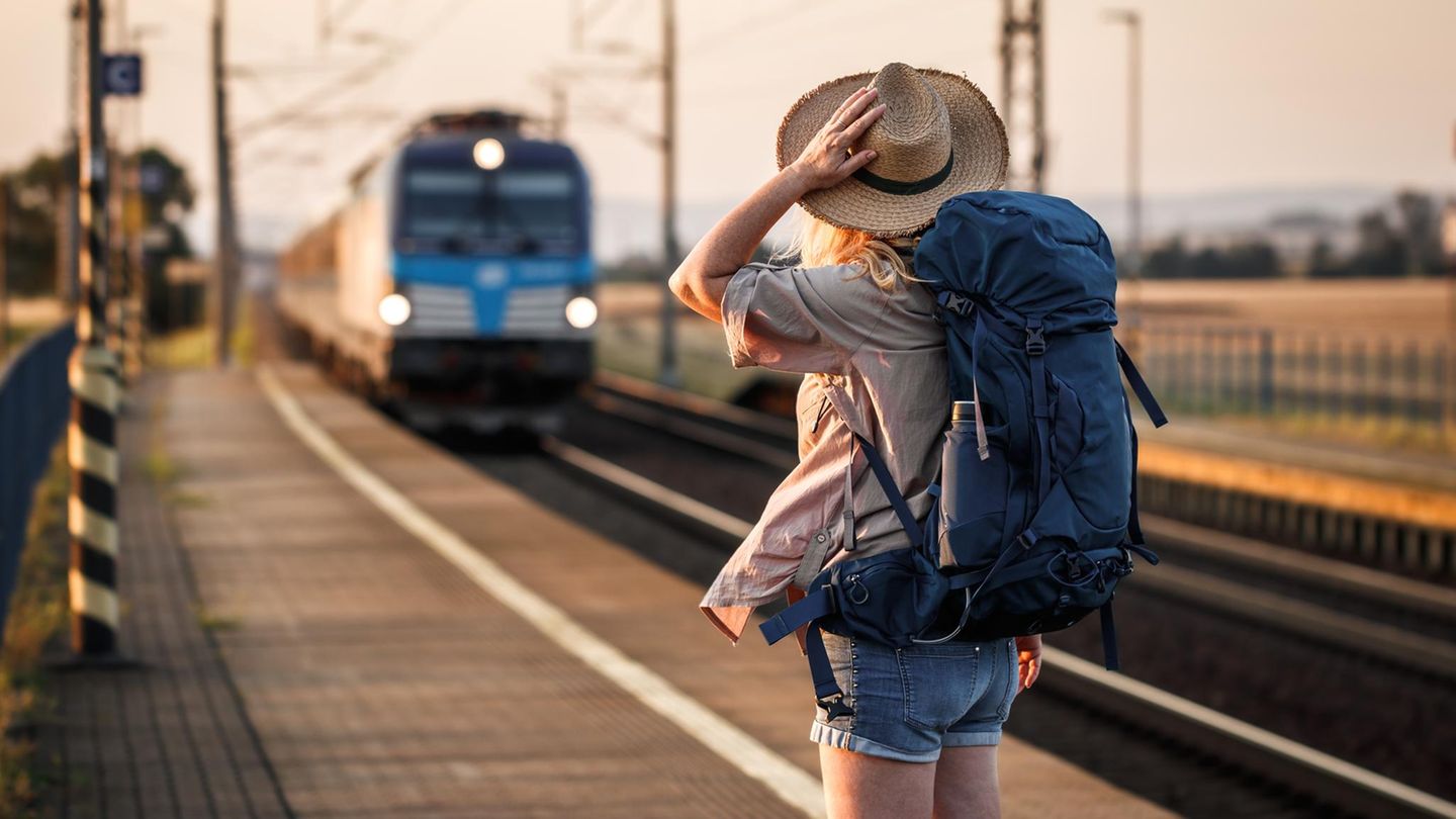 Reisefieber-Platzsparend-und-vielseitig-Zw-lf-praktische-Gadgets-f-r-Backpacker