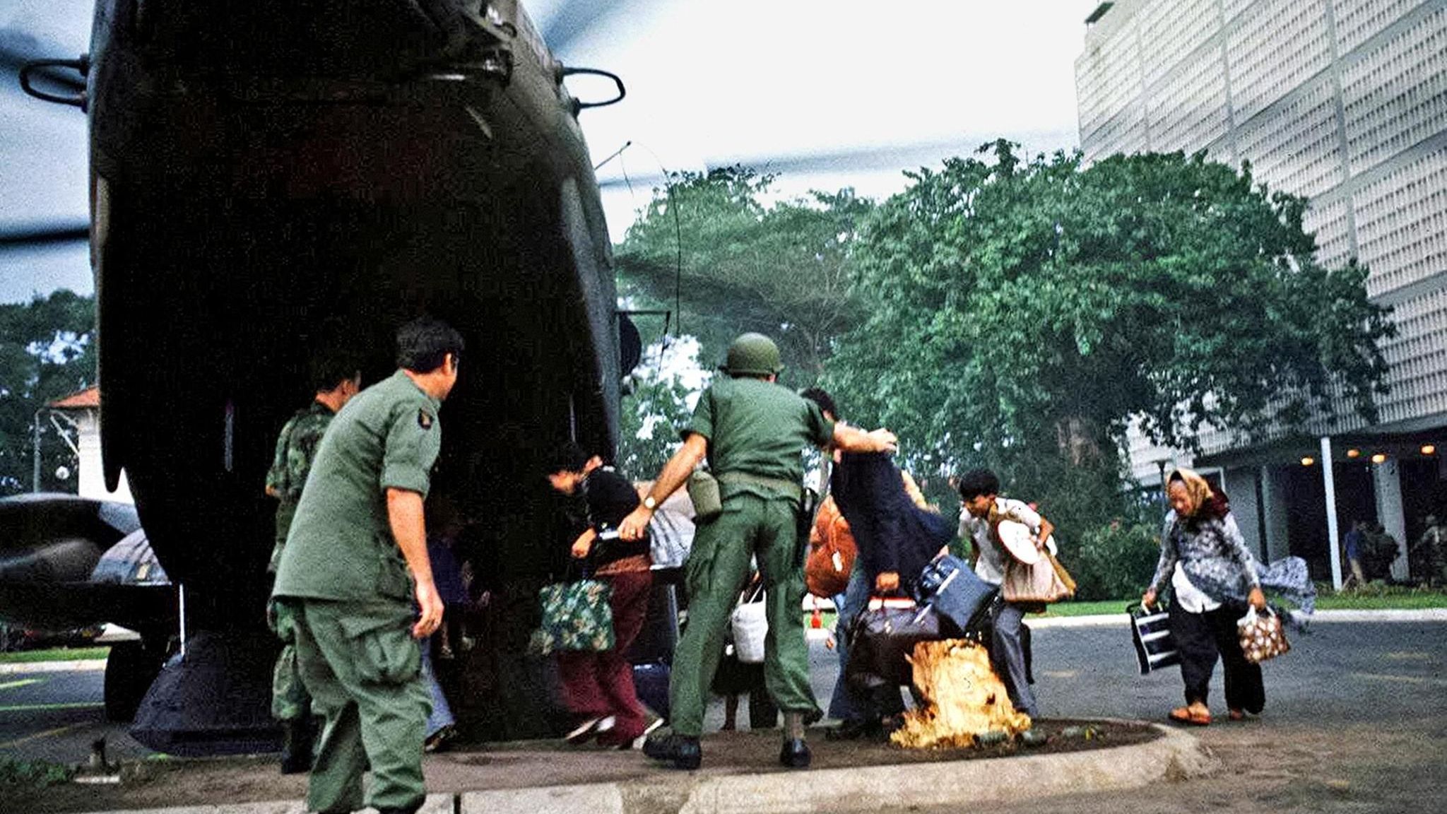 Vietnamkrieg: Schwere Transporthubschrauber landen auf dem Parkplatz der US-Botschaft und bringen gefährdete Vietnamesen auf Kriegsschiffe vor der Küste. Tausende Fluchtwillige aber müssen in Saigon zurückbleiben Schwere Transporthubschrauber landen auf dem Parkplatz der US-Botschaft und bringen gefährdete Vietnamesen auf Kriegsschiffe vor der Küste. Tausende Fluchtwillige aber müssen in Saigon zurückbleiben