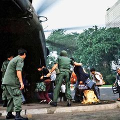 Schwere Transport­hubschrauber landen auf dem Parkplatz der US-­Botschaft und bringen gefährdete Vietnamesen auf Kriegsschiffe vor der Küste. Tausende Flucht­willige aber müssen in Saigon zurückbleiben
