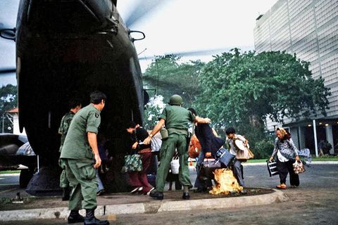 Schwere Transport­hubschrauber landen auf dem Parkplatz der US-­Botschaft und bringen gefährdete Vietnamesen auf Kriegsschiffe vor der Küste. Tausende Flucht­willige aber müssen in Saigon zurückbleiben
