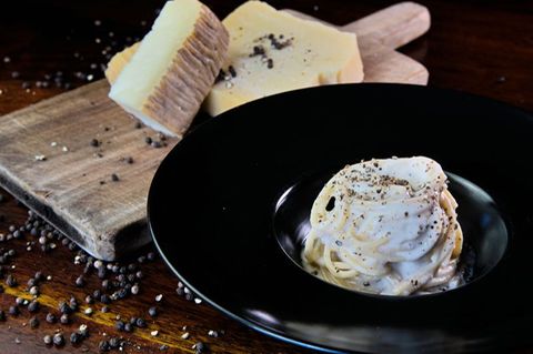 Zubereitung des Pastagerichts Cacio e Pepe