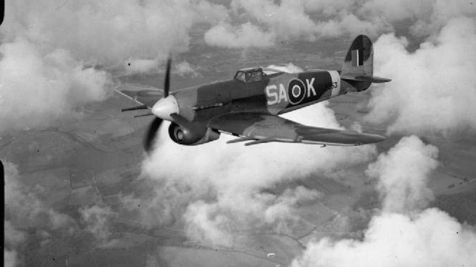 Mit Bombern und Jägern greift die Royal Air Force am 3. Mai 1945 deutsche Schiffe an – darunter zwei, auf die das NS-Regime Tausende KZ-Häftlinge gepfercht hat 
