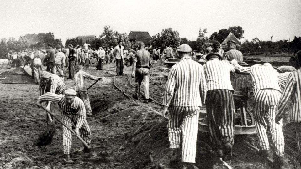 Häftlinge des Konzentrationslagers Neuengamme bei der Zwangsarbeit. Kurz vor Ende des Kriegs evakuieren die Nazis das KZ und bringen die Insassen nach Lübeck. So wollen sie ihre Verbrechen vertuschen  