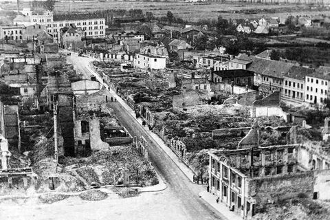 Kurz vor Kriegsende war Demmin stark zerstört und wurde von der Roten Armee besetzt. Hunderte Bewohner der norddeutschen Kleinstadt nahmen sich das Leben