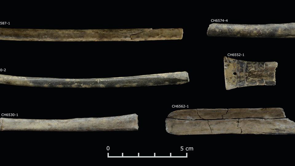 Das Archäologieteam stieß auf Röhrchen, geschnitzt aus hohlen Knochen, die zum Inhalieren von Tabak und halluzinogenem Rauschgift dienten