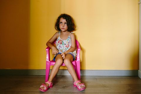 Zwangspause auf dem "stillen Stuhl": Strafen wecken bei Kindern Scham und Angst. Zur Persönlichkeitsentwicklung tragen sie nicht bei