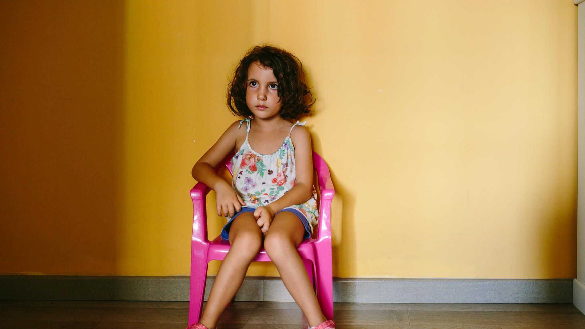 Zwangspause auf dem "stillen Stuhl": Strafen wecken bei Kindern Scham und Angst. Zur Persönlichkeitsentwicklung tragen sie nicht bei