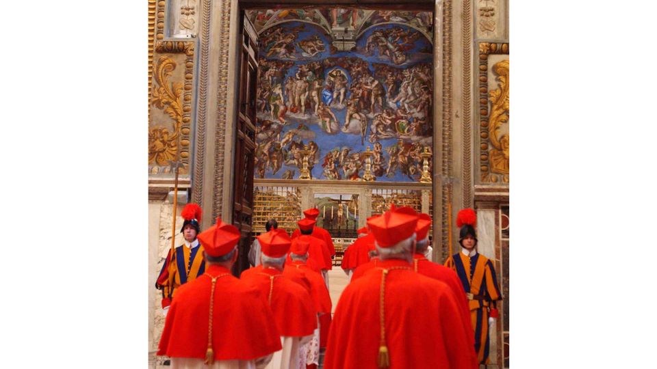 Die Kardinäle ziehen 2005 in die Sixinische Kapelle und damit ins Konklave ein. Das im Hintergrund sichtbare Stirnwandfresko – das "Jüngste Gericht" von Michelangelo – mahnt die Kirchenleute, dass sie ihre Wahl später vor Gott selbst rechtfertigen müssen