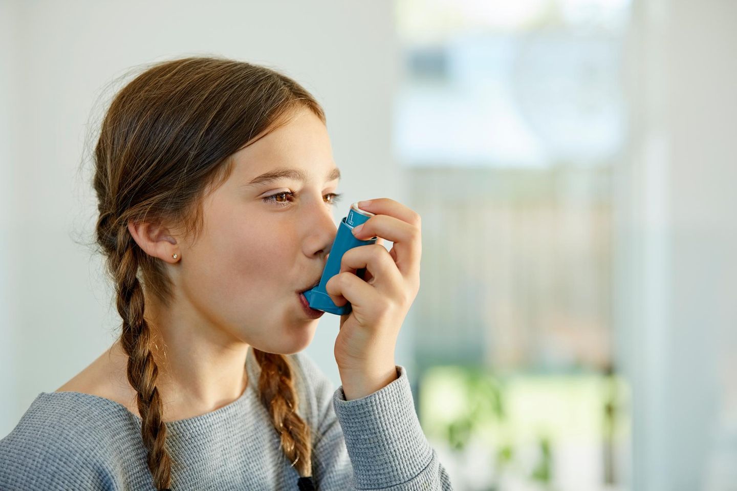 Mädchen mit Asthmaspray