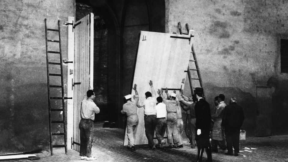 Vorbereitungen zur Papstwahl 1958: Alle Zugänge zum Konklavebereich des Vatikans werden zugemauert oder durch hölzerne Tore verschlossen