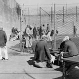 Gefangene beim Domino im Gefängnishof