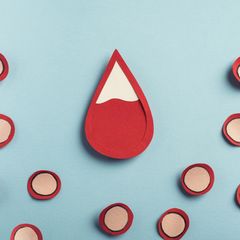 Scherenschnitt zeigt einen halb gefüllten Blutstropfen