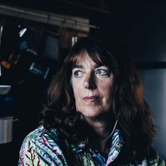 Sarah Darwin schaut nachdenklich in die Natur
