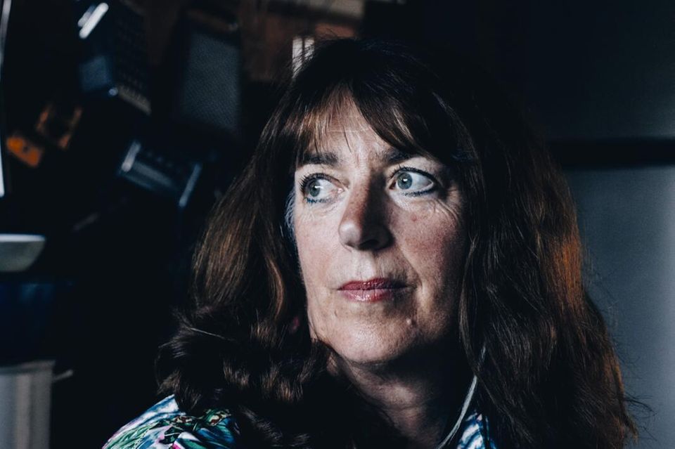 Sarah Darwin schaut nachdenklich in die Natur 0.6669