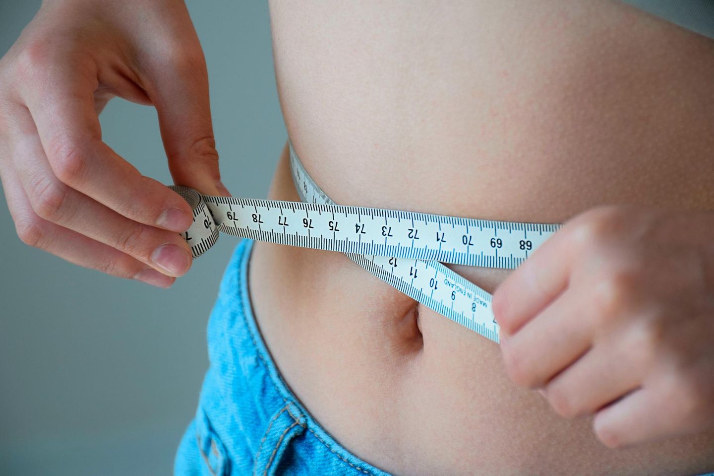 Frau misst Bauchumfang Frau misst Bauchumfang