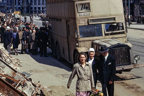 Menschen stehen an einem Bus an