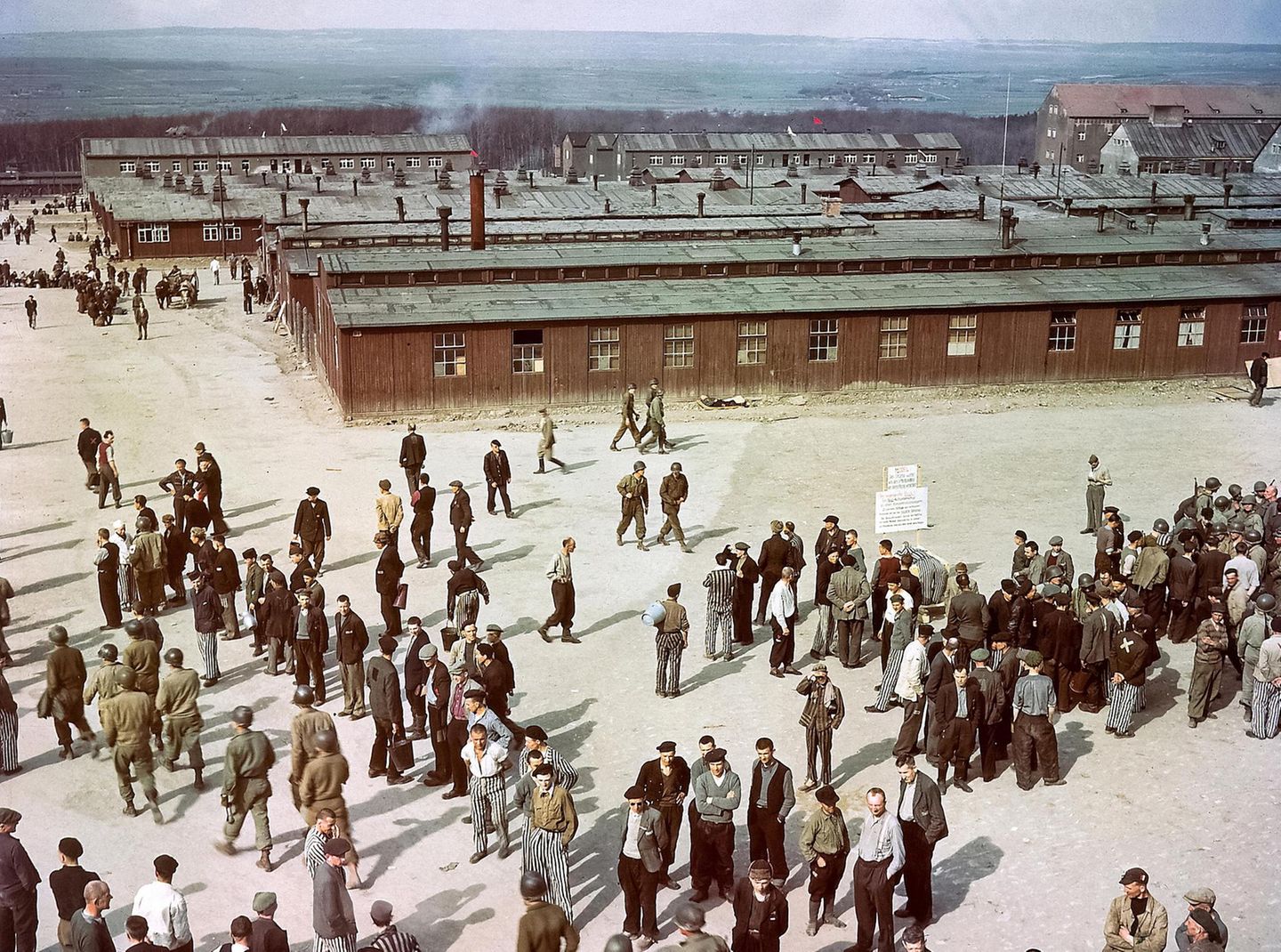 Insassen des KZ Buchenwald stehen auf dem Hof