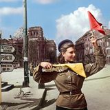 Eine Soldatin der Sowjetarmee dirigiert im zerstörten Berlin den Verkehr: