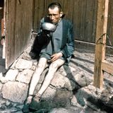 Ein befreiter KZ- Insasse in Buchenwald sitzt erschöpft am Boden