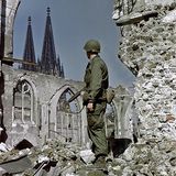 US-Soldat in den Ruinen von Köln
