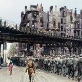 Rotarmisten führen deutsche Kriegsgefangene durch Berlin