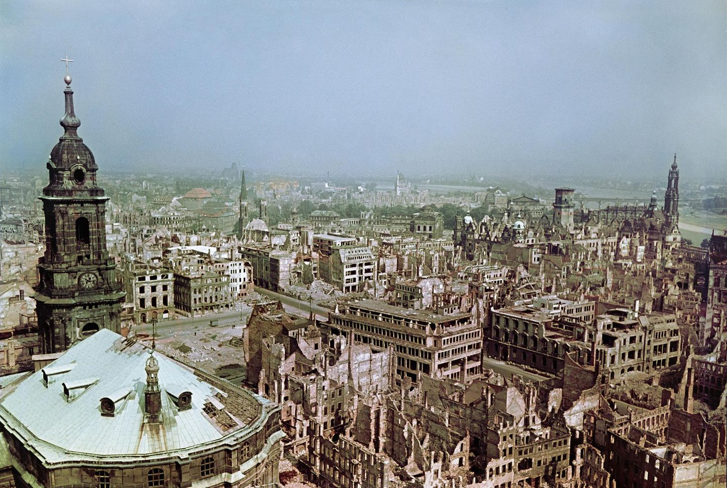 Blick auf zerstörtes Dresden