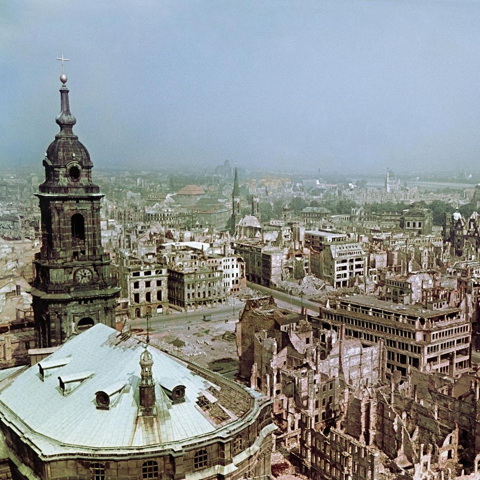 Blick auf zerstörtes Dresden