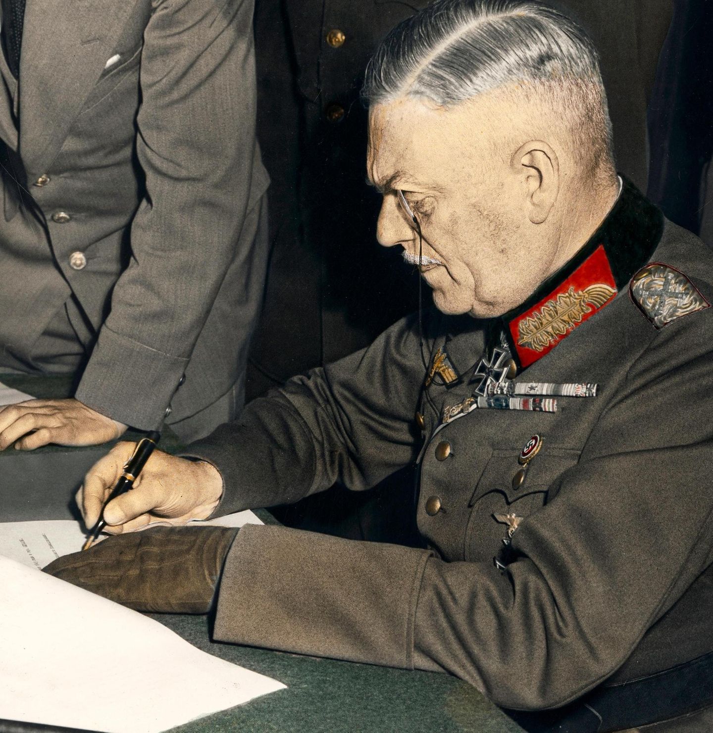 Wilhelm Keitel unterzeichnet die deutsche Kapitulation