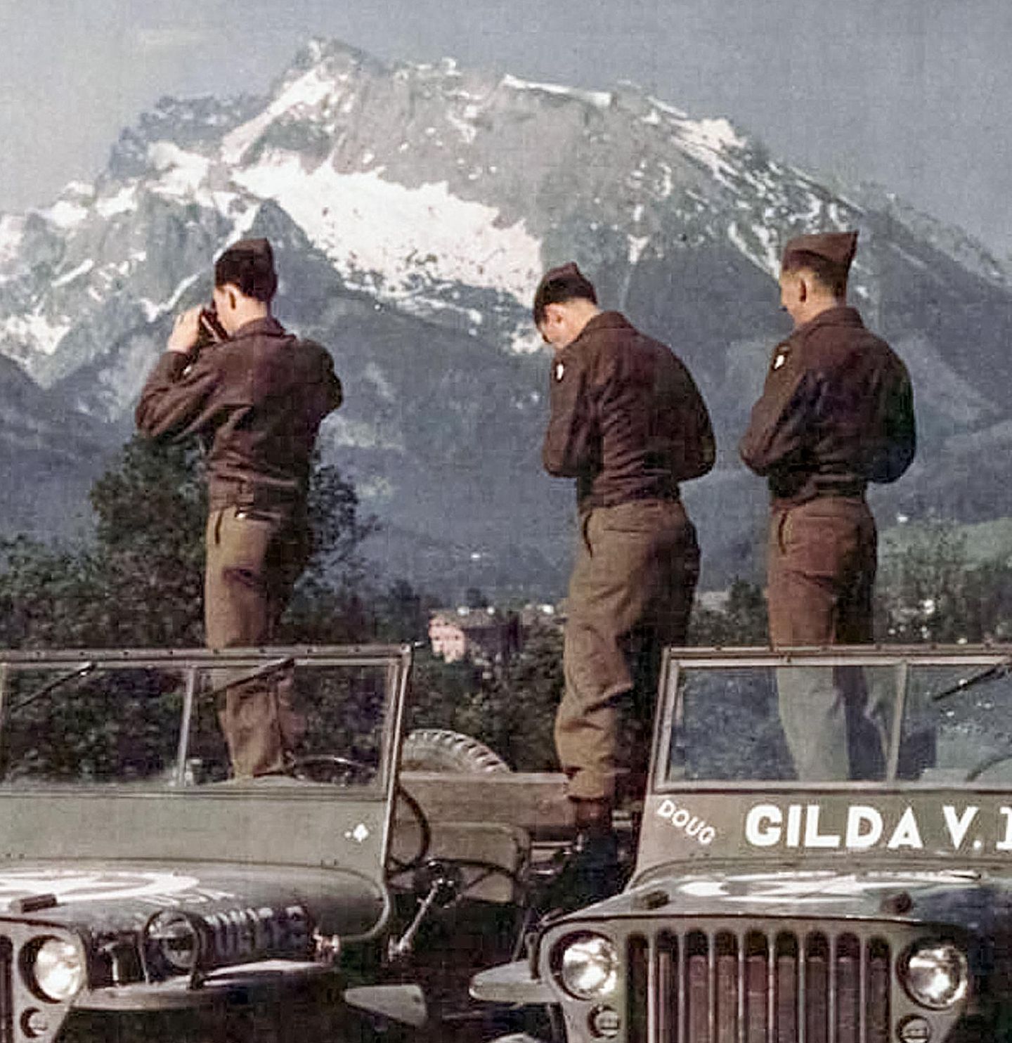 US-Soldaten machen Erinnerungsfotos in den Alpen