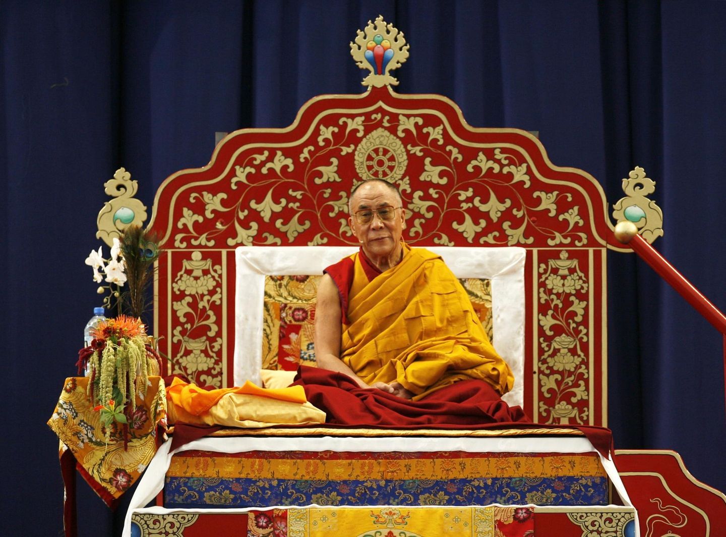 Als politischer Führer hat der Dalai Lama schon länger abgedankt. Was ihm noch bleibt: seine Rolle als spiritueller Führer und Entertainer