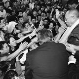 Für Buddhisten ist der aktuelle Dalai Lama die 14. Wiedergeburt eines erleuchteten Wesens, des Bodhisattva. Der Überlieferung nach wandelt es als Mensch auf der Erde, um Leid zu lindern. Viele Gläubige – hier 2003 in der Mongolei – wollen die Füße des Dalai Lama anfassen oder ihre Stirn an seine drücken. Davon erhoffen sie sich spirituellen Segen.