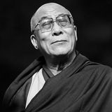 Er frühstückt gewöhnlich Marmeladenbrot und Gerstenbrei, während er die Nachrichten der BBC hört. Danach meditiert das Oberhaupt der tibetischen Buddhisten abermals und liest buddhistische Texte. Nachmittags empfängt er Gäste und meditiert noch einmal vor der Bettruhe um sieben Uhr.