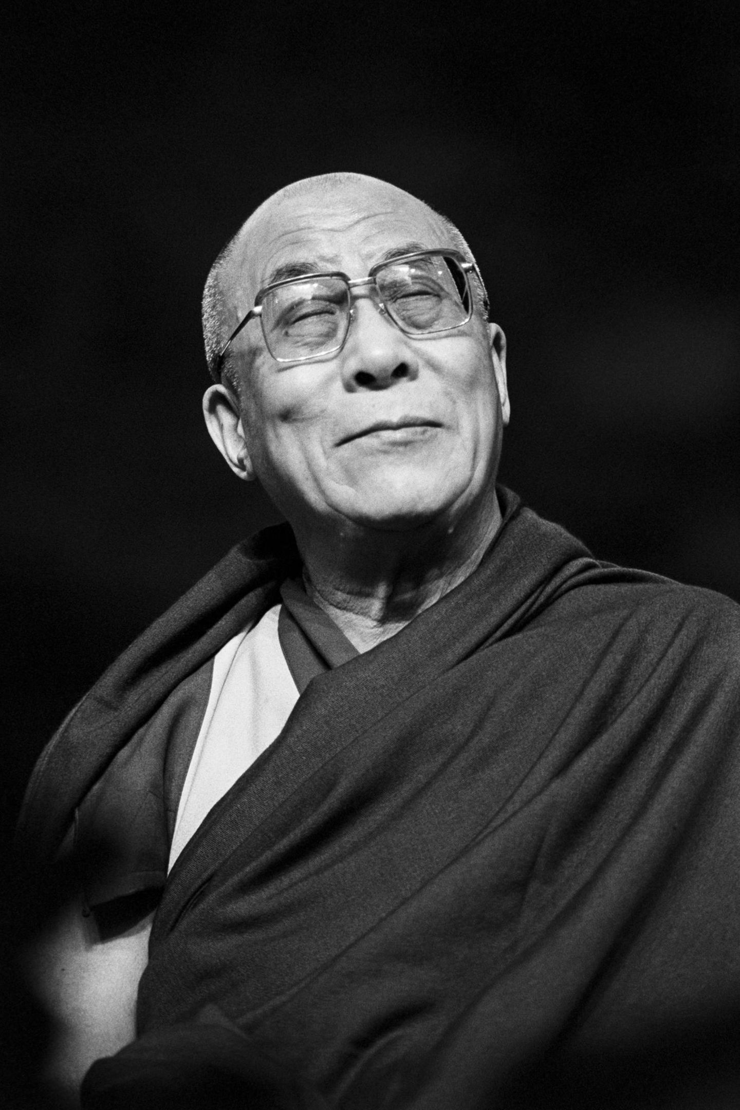 Er frühstückt gewöhnlich Marmeladenbrot und Gerstenbrei, während er die Nachrichten der BBC hört. Danach meditiert das Oberhaupt der tibetischen Buddhisten abermals und liest buddhistische Texte. Nachmittags empfängt er Gäste und meditiert noch einmal vor der Bettruhe um sieben Uhr.