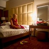 Nur wer die Vergänglichkeit akzeptiert, wird dem Kreislauf von Leiden und Wiedergeburt entkommen. Für Buddhisten gelingt diese Einsicht durch Meditation. So meditiert der Dalai Lama jeden Morgen um halb vier für etwa zwei Stunden. 