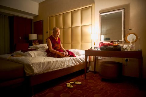 Nur wer die Vergänglichkeit akzeptiert, wird dem Kreislauf von Leiden und Wiedergeburt entkommen. Für Buddhisten gelingt diese Einsicht durch Meditation. So meditiert der Dalai Lama jeden Morgen um halb vier für etwa zwei Stunden. 