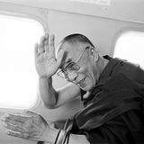 Mit 90 Jahren bereitet der Dalai Lama seine Nachfolge vor. Er sagt, die 15. Wiedergeburt des Bodhisattva werde nicht aus China, sondern aus der "freien Welt" kommen. Aber der Streit mit China ist nicht beigelegt. Das Land dürfte einen eigenen Nachfolger präsentieren. Noch ist unklar, wer sich durchsetzt.