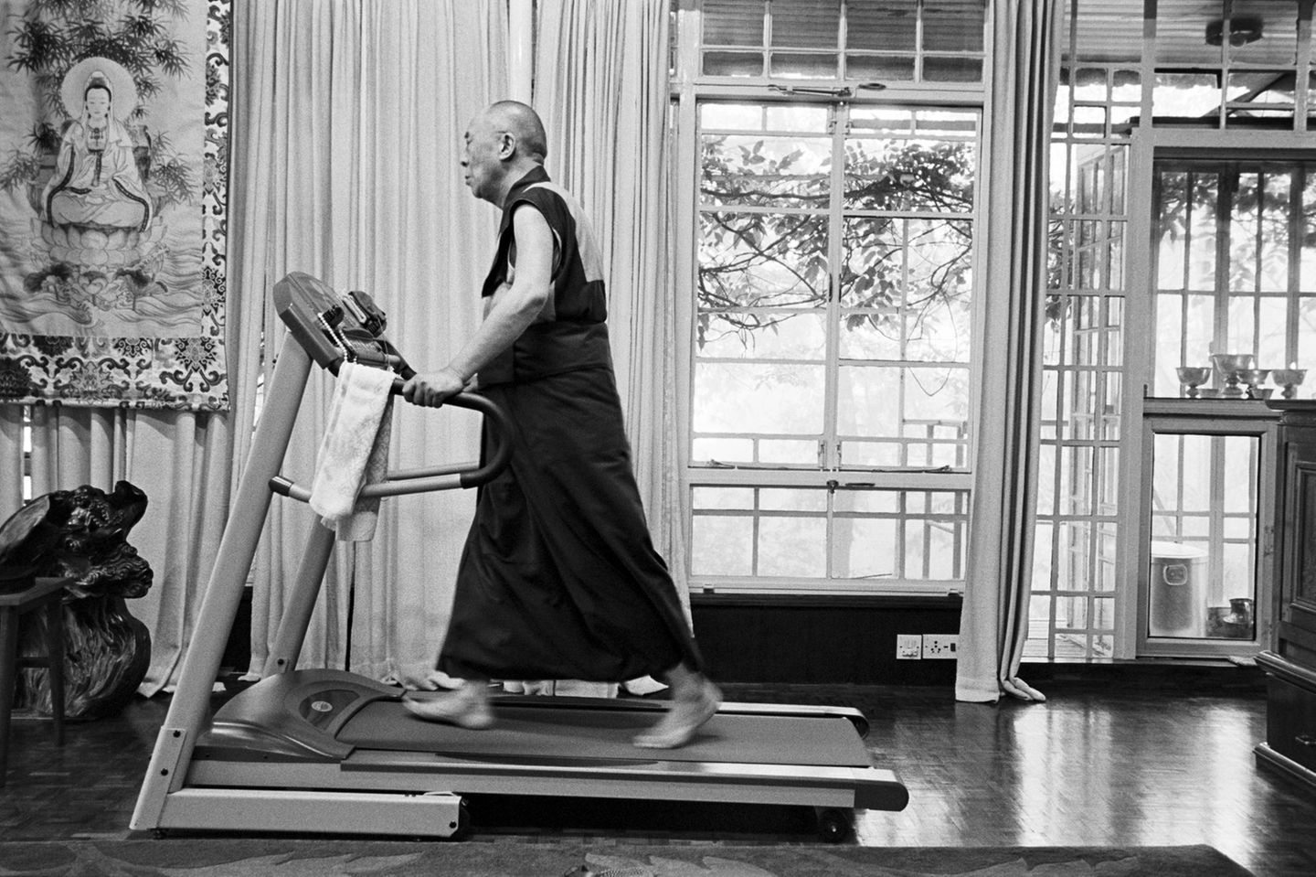 Bewegung und Gebet Die vielen Meditationsstunden dienen zwar der Erleuchtung, sind aber auch körperlich anstrengend. Sein Arzt empfiehlt 15 Minuten Laufband jeden Tag. Zuerst habe er das als Zeitverschwendung empfunden, sagt der Dalai Lama, der mit bürgerlichem Namen Tenzin Gyatso heißt. Aber dann habe er gemerkt, dass er in dieser Zeit gut für alle fühlenden Lebewesen beten könne.