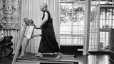 Die vielen Meditationsstunden dienen zwar der Erleuchtung, sind aber auch körperlich anstrengend. Sein Arzt empfiehlt 15 Minuten Laufband jeden Tag. Zuerst habe er das als Zeitverschwendung empfunden, sagt der Dalai Lama, der mit bürgerlichem Namen Tenzin Gyatso heißt. Aber dann habe er gemerkt, dass er in dieser Zeit gut für alle fühlenden Lebewesen beten könne. 
