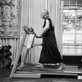 Die vielen Meditationsstunden dienen zwar der Erleuchtung, sind aber auch körperlich anstrengend. Sein Arzt empfiehlt 15 Minuten Laufband jeden Tag. Zuerst habe er das als Zeitverschwendung empfunden, sagt der Dalai Lama, der mit bürgerlichem Namen Tenzin Gyatso heißt. Aber dann habe er gemerkt, dass er in dieser Zeit gut für alle fühlenden Lebewesen beten könne. 