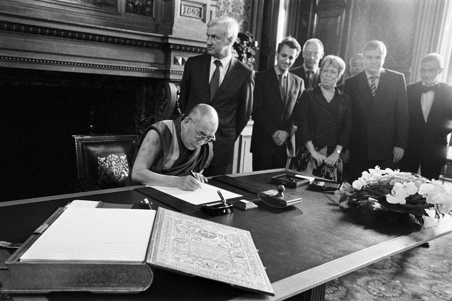 Das erschwert auch internationale Reisen des Dalai Lama. 2007 besuchte er Deutschland und trug sich ins Goldene Buch der Stadt Hamburg ein. Außerdem wurde er von der damaligen Kanzlerin Angela Merkel empfangen. Die chinesische Regierung bezeichnete die Beziehungen zu Deutschland daraufhin als beschädigt. 