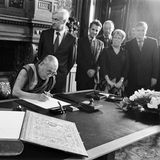 Das erschwert auch internationale Reisen des Dalai Lama. 2007 besuchte er Deutschland und trug sich ins Goldene Buch der Stadt Hamburg ein. Außerdem wurde er von der damaligen Kanzlerin Angela Merkel empfangen. Die chinesische Regierung bezeichnete die Beziehungen zu Deutschland daraufhin als beschädigt. 