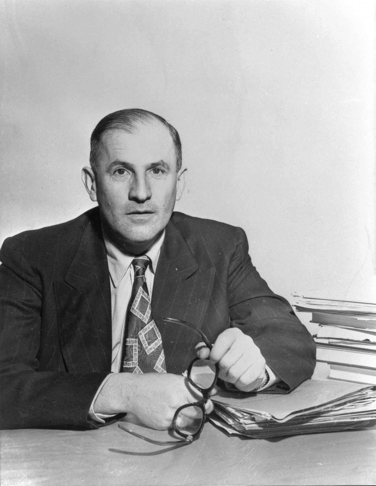 Robert Kempner am Schreibtisch im Februar 1951