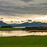 Forggensee, im Hintergrund Berge