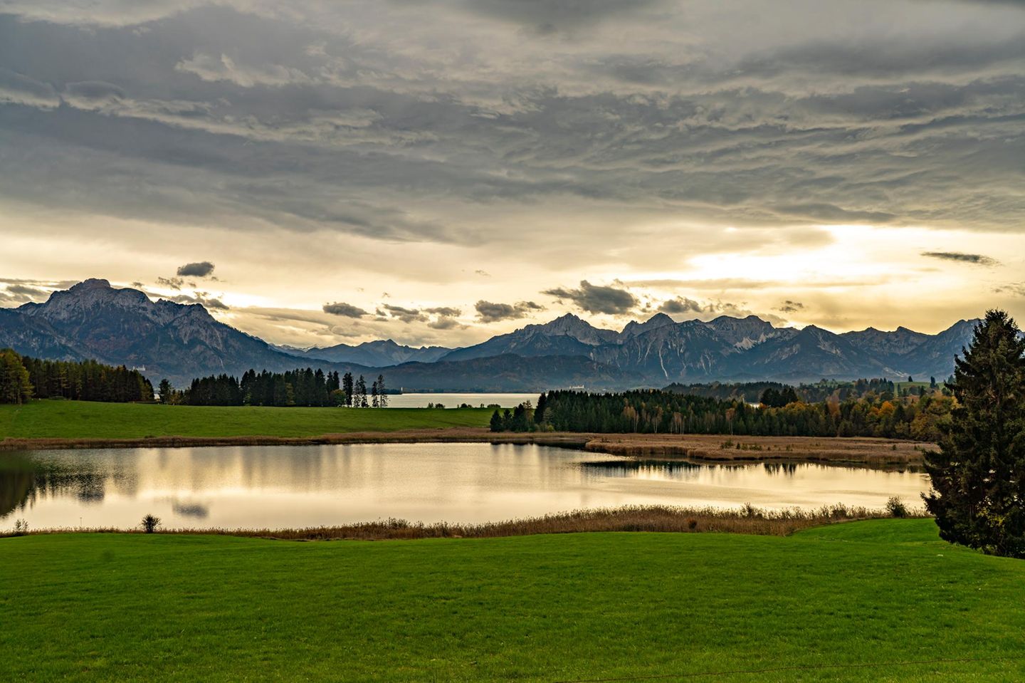Forggensee, im Hintergrund Berge