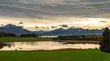 Forggensee, im Hintergrund Berge