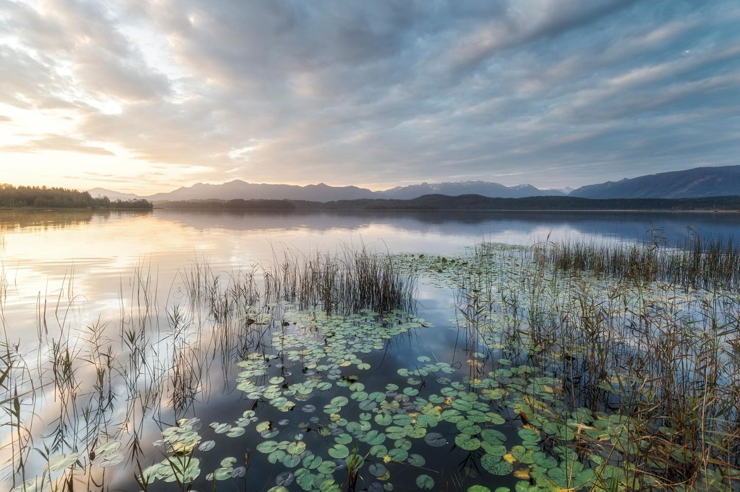 Sonnenaufgang am Staffelsee, im Hintergrund Berge