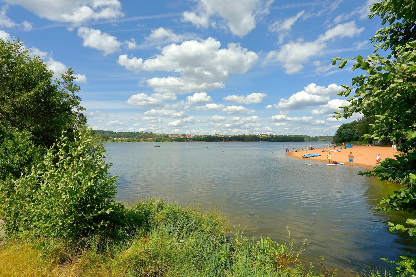 Großer Brombachsee, rechts Badegäste am Sandstrand